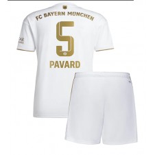 Bayern Munich Benjamin Pavard #5 Bortaställ Barn 2022-23 Korta ärmar (+ Korta byxor)
